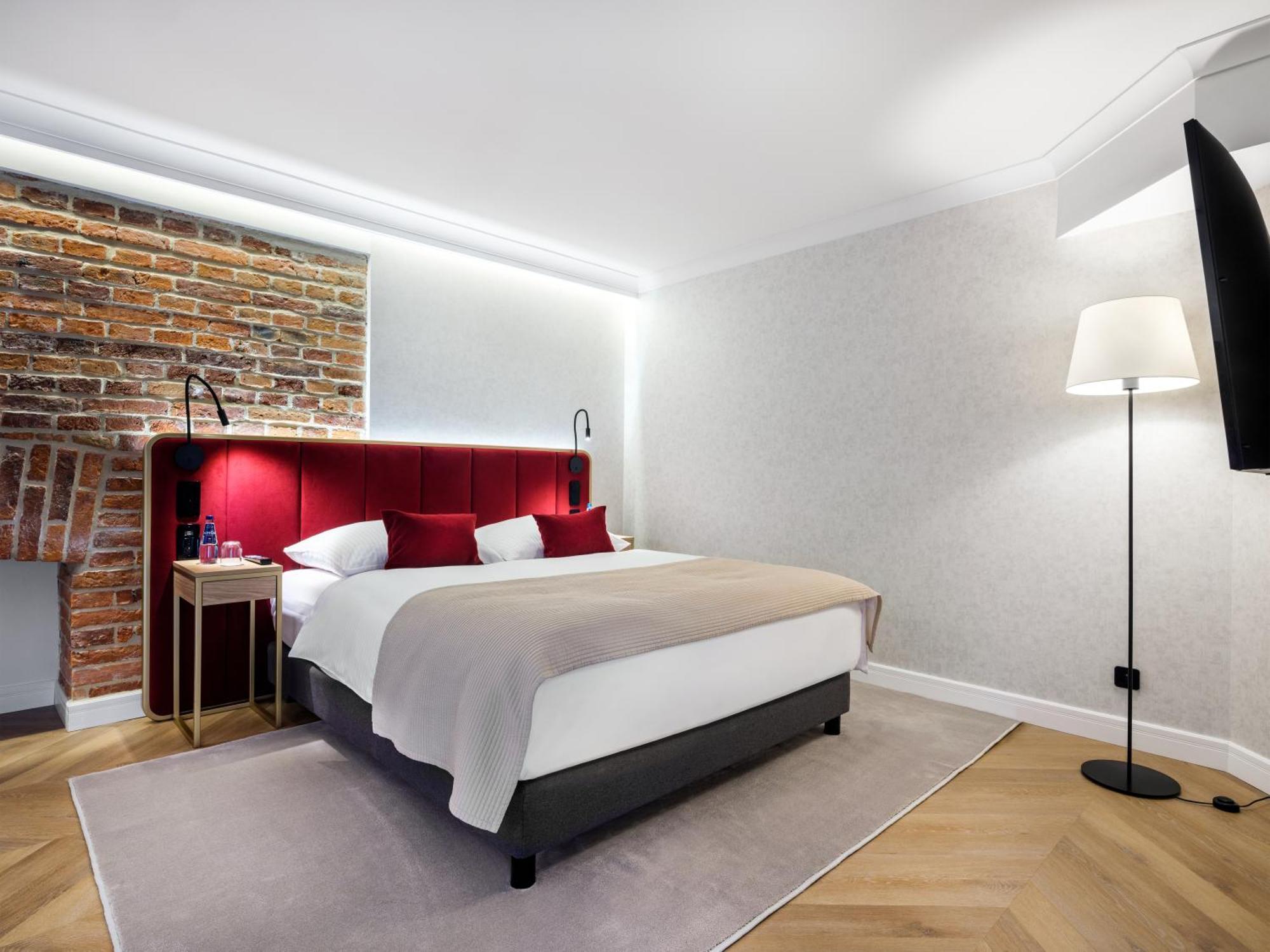 Golden Queen Deluxe Jacuzzi Apartments - Old Town — Photos 1